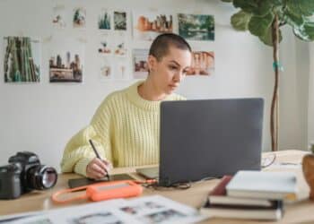 pexels-george-milton-jeune étudiante qui étudie derrière son bureau-5 conseils pour réussir son blocus en fonction de ce que tu dois faire