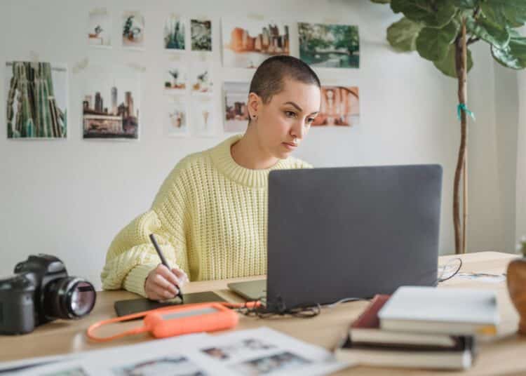 pexels-george-milton-jeune étudiante qui étudie derrière son bureau-5 conseils pour réussir son blocus en fonction de ce que tu dois faire