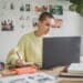 pexels-george-milton-jeune étudiante qui étudie derrière son bureau-5 conseils pour réussir son blocus en fonction de ce que tu dois faire