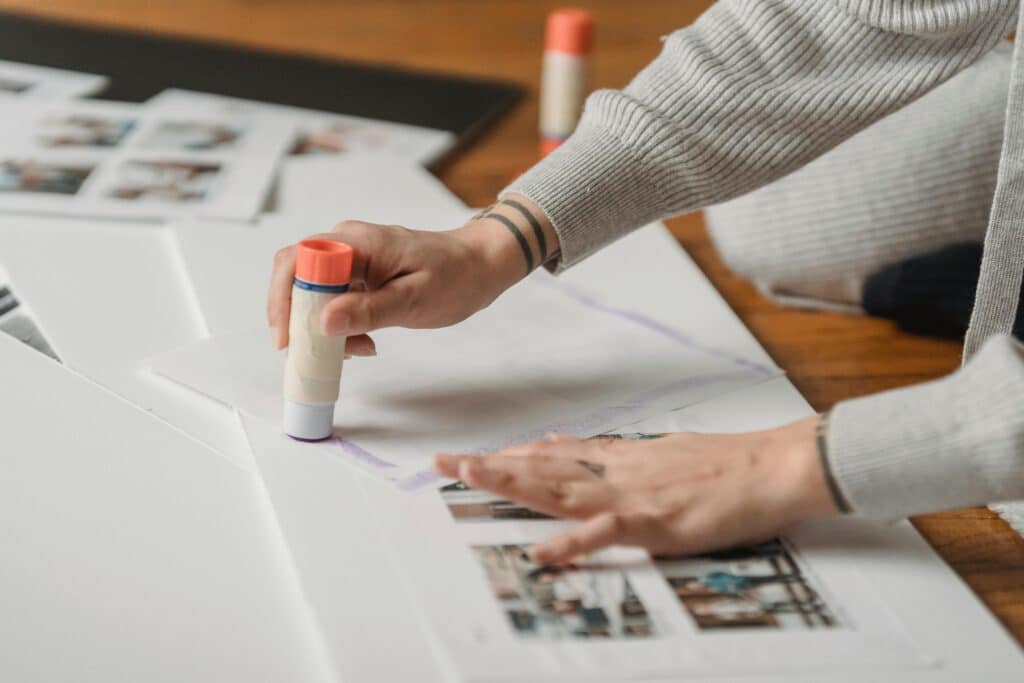 pexels-george-milton-main qui colent des affiches-Comment décorer rapidement et facilement son kot à sa manière ?