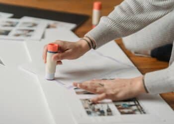 pexels-george-milton-main qui colent des affiches-Comment décorer rapidement et facilement son kot à sa manière ?