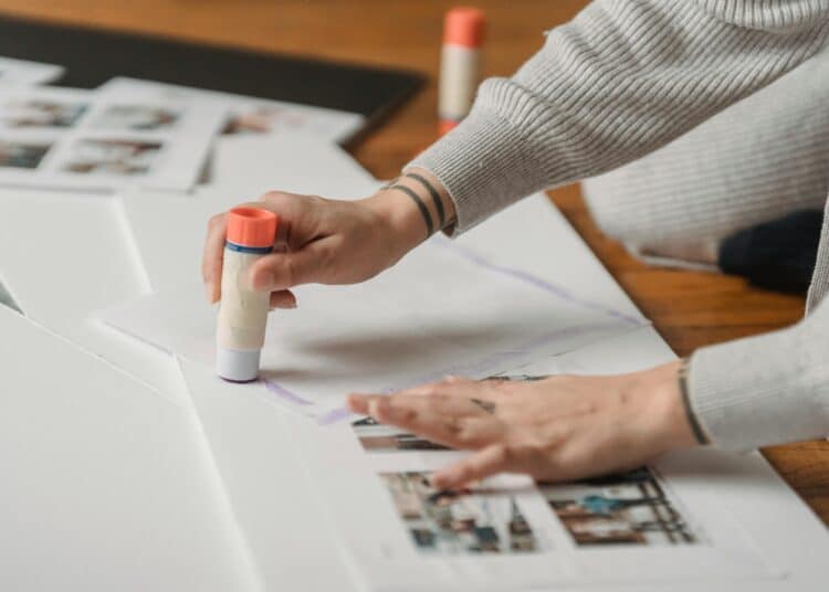 pexels-george-milton-main qui colent des affiches-Comment décorer rapidement et facilement son kot à sa manière ?