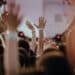 pexels-grish-petrosyan-foule festival qui lèvent les mains- quel type de festivalier es-tu à Pukkelpop