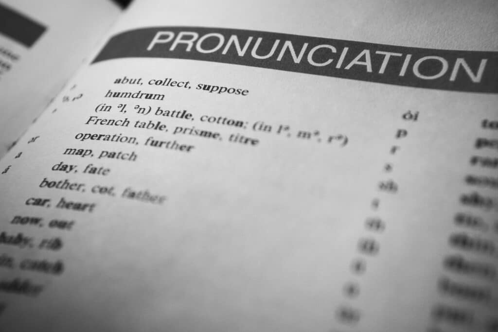 pexels-ian-panelo-feuille pour travailler sa prononciation - Pourquoi parler plusieurs langues quand on est étudiant ?