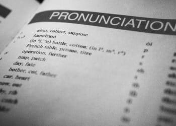 pexels-ian-panelo-feuille pour travailler sa prononciation - Pourquoi parler plusieurs langues quand on est étudiant ?