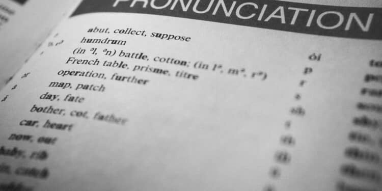 pexels-ian-panelo-feuille pour travailler sa prononciation - Pourquoi parler plusieurs langues quand on est étudiant ?