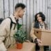 pexels-ivan-samkov-deux étudiant avec des cartons en main et des plantes-Quitter son kot pendant l’été, que faire de ses affaires ?