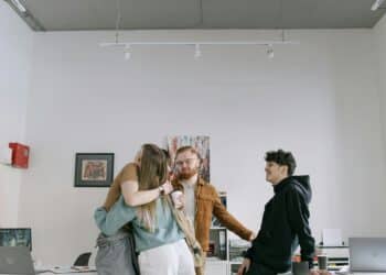 pexels-ivan-samkov-jeunes travailleurs qui se font des calins -Comment fêter son premier job avec ses ami•e•s ?