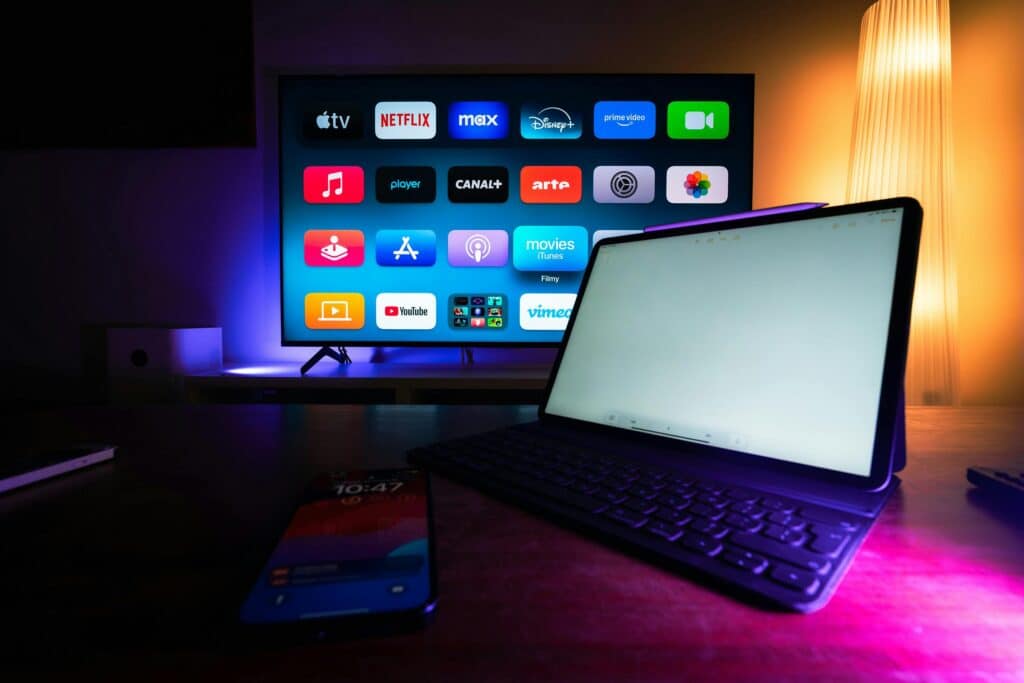 pexels-jakubzerdzicki-écran avec site de streaming- Regarder des Disneys quand on est étudiant, et pourquoi pas ?