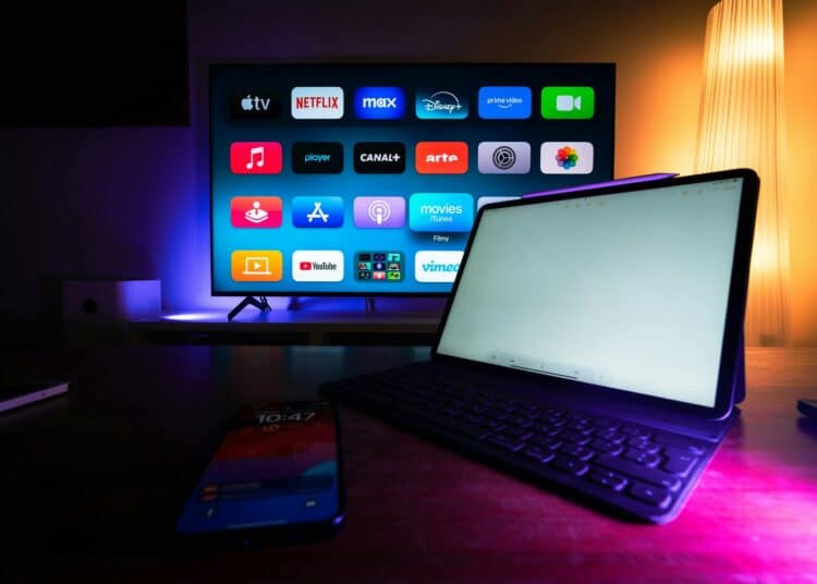 pexels-jakubzerdzicki-écran avec site de streaming- Regarder des Disneys quand on est étudiant, et pourquoi pas ?
