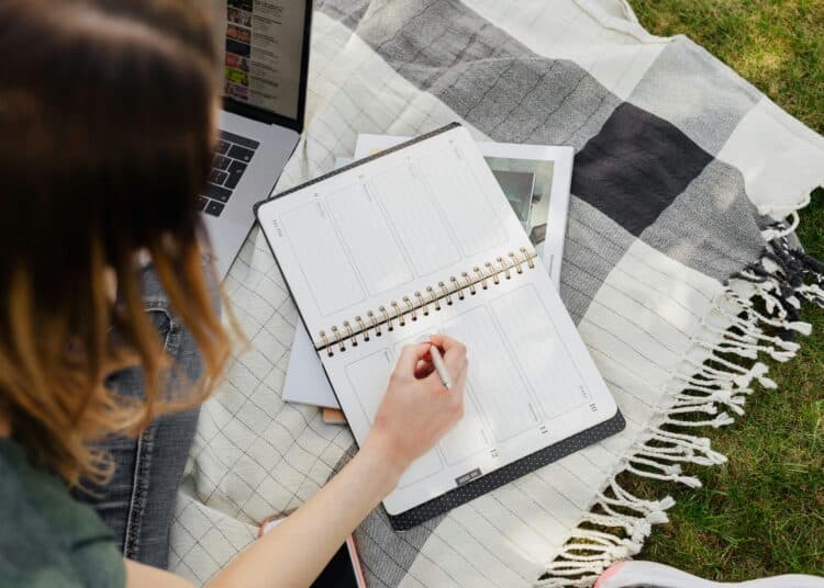 pexels-karolina-grabowska-étudiante qui étudie dehors sur un drap-Pourquoi étudier dehors en mai et juin ?