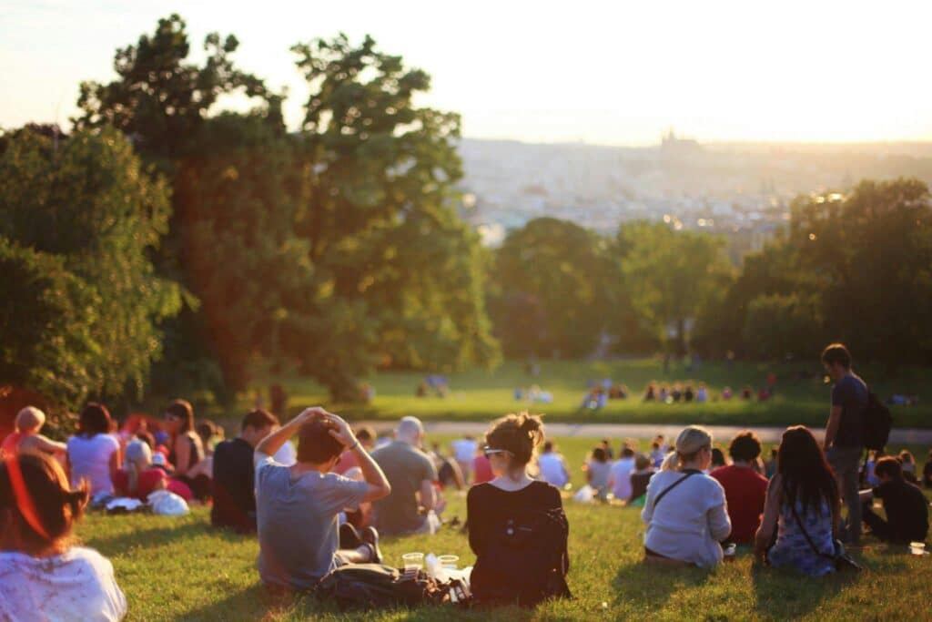 pexels-leah-newhouse-ensemble d'étudiant qui sont assis dans la pelouse pour prendre un apéritif-Que faire à Louvain-la-Neuve en mai ?