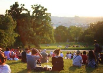 pexels-leah-newhouse-ensemble d'étudiant qui sont assis dans la pelouse pour prendre un apéritif-Que faire à Louvain-la-Neuve en mai ?