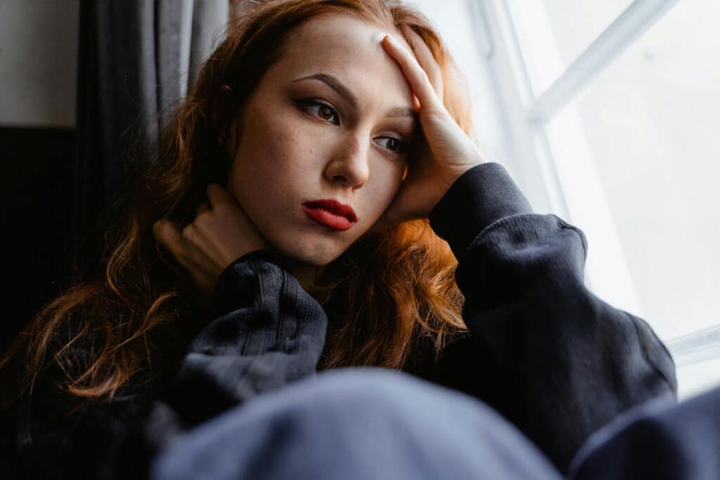 pexels-mart-production-fille seule - Ce qui peut rendre une rupture plus difficile pendant tes études