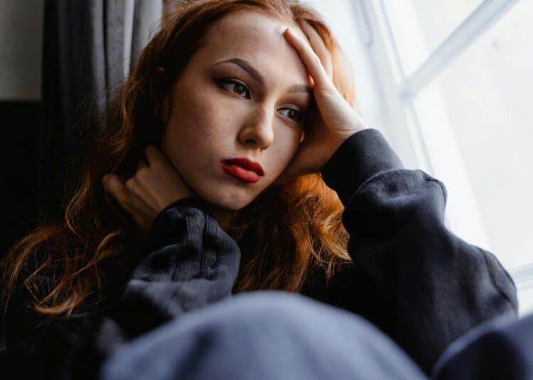 pexels-mart-production-fille seule - Ce qui peut rendre une rupture plus difficile pendant tes études