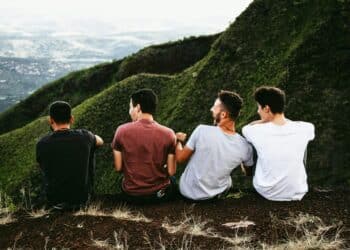 pexels-matheusferrero-amis dans la nature-Pourquoi s'entourer des bonnes personnes pendant les études?