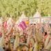 pexels-milodeckert-foule festival levant les bras- quel type de festivalier es-tu à tomorrowland
