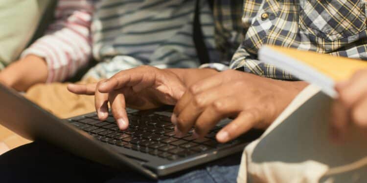 pexels-norma-mortenson-mains jeunes qui tapent à l'ordinateur-Pourquoi faire une lettre de motivation pour un job étudiant ?