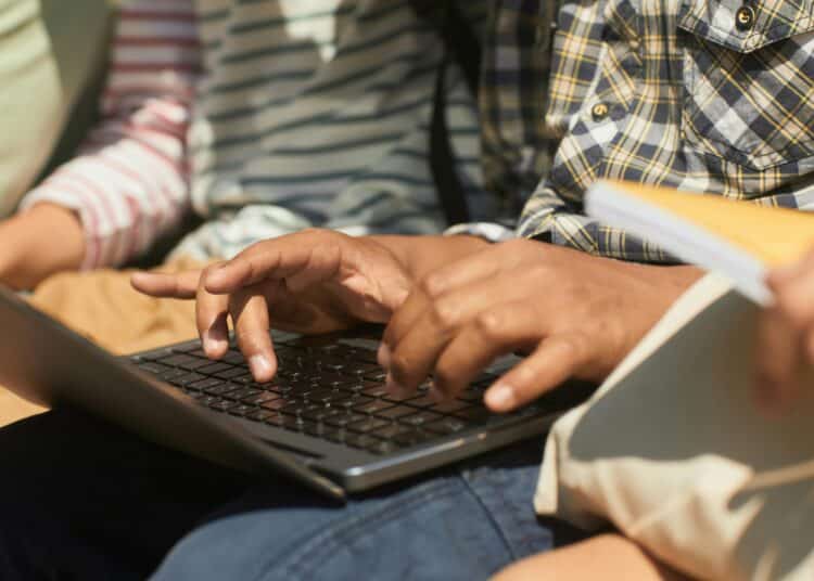 pexels-norma-mortenson-mains jeunes qui tapent à l'ordinateur-Pourquoi faire une lettre de motivation pour un job étudiant ?