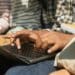 pexels-norma-mortenson-mains jeunes qui tapent à l'ordinateur-Pourquoi faire une lettre de motivation pour un job étudiant ?