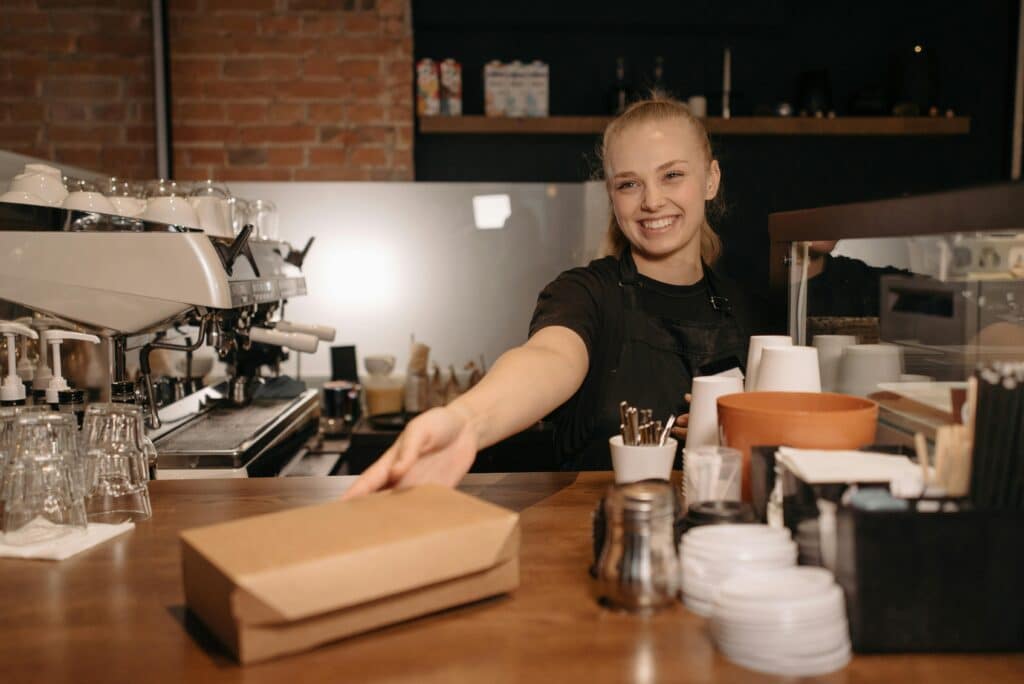 pexels-pavel-danilyuk-jeune étudiant travailleuse dans un café-Quels secteurs privilégier pour un job étudiant ?
