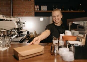 pexels-pavel-danilyuk-jeune étudiant travailleuse dans un café-Quels secteurs privilégier pour un job étudiant ?
