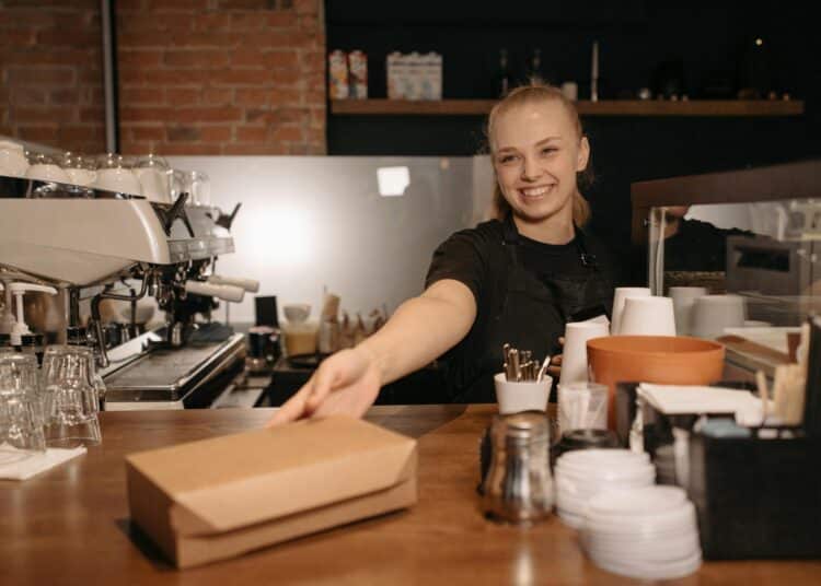 pexels-pavel-danilyuk-jeune étudiant travailleuse dans un café-Quels secteurs privilégier pour un job étudiant ?