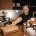pexels-pavel-danilyuk-jeune étudiant travailleuse dans un café-Quels secteurs privilégier pour un job étudiant ?