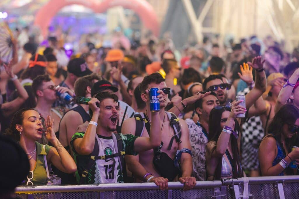pexels-picswithjer- foule festival - quel type de festivalier es-tu aux Ardentes