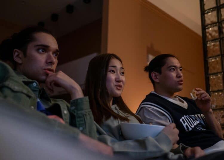 pexels-ron-lach-amis qui sont a fond devant une série- 5 séries fantastiques incontournables à regarder avec tes colocs