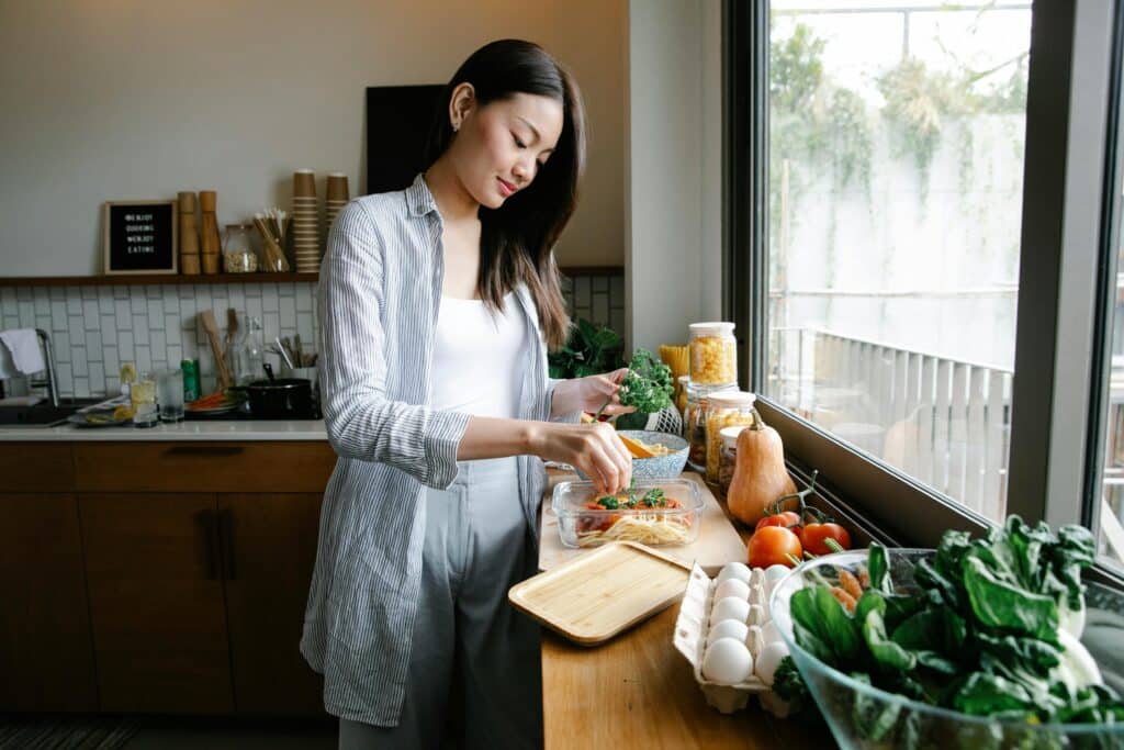 pexels-sarah-chai-etudiante-qui-cuisine-Continuer-a-manger-equilibre-meme-quand-tu-es-etudiant