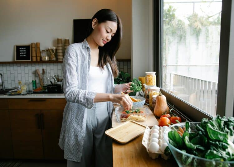 pexels-sarah-chai-etudiante-qui-cuisine-Continuer-a-manger-equilibre-meme-quand-tu-es-etudiant