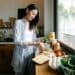pexels-sarah-chai-etudiante-qui-cuisine-Continuer-a-manger-equilibre-meme-quand-tu-es-etudiant