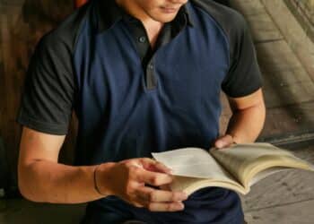 Tu aimes lire ? On t’aide à différencier les genres littéraires du moment