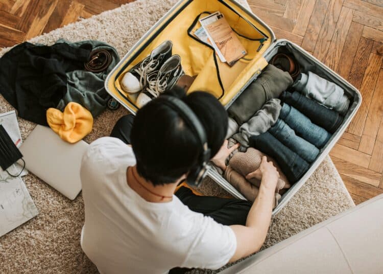pexels-vlada-karpovich-jeune étudiant qui fait sa valise dans son kot-Que laisser dans son kot pour l’été ?