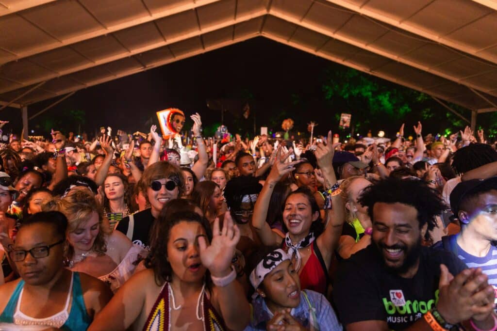 pexels-wendywei-foule-devant-la-scene-quel-type-de-festivalier-es-tu-a-Esperanzah
