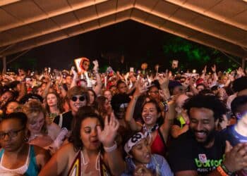 pexels-wendywei-foule-devant-la-scene-quel-type-de-festivalier-es-tu-a-Esperanzah