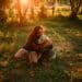 pexels-wildlittlethingsphoto-fille dehors au soir avec son chien-7 raisons de profiter en soirée pendant ton blocus de mai
