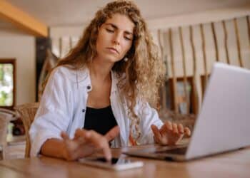pexels-yankrukov-jeune étudiante sur son ordinateur et sur son téléphone-Quitter son premier job comment penser à l’avenir