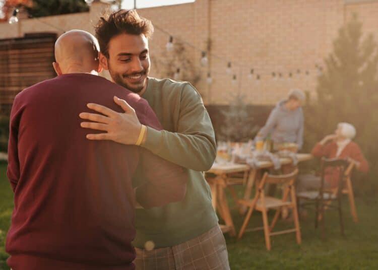 pexels-askar-abayev-jeune étudiant et un adulte qui se prennent dans les bras-Pourquoi ne pas stresser quand tu rencontres tes beaux-parents ?