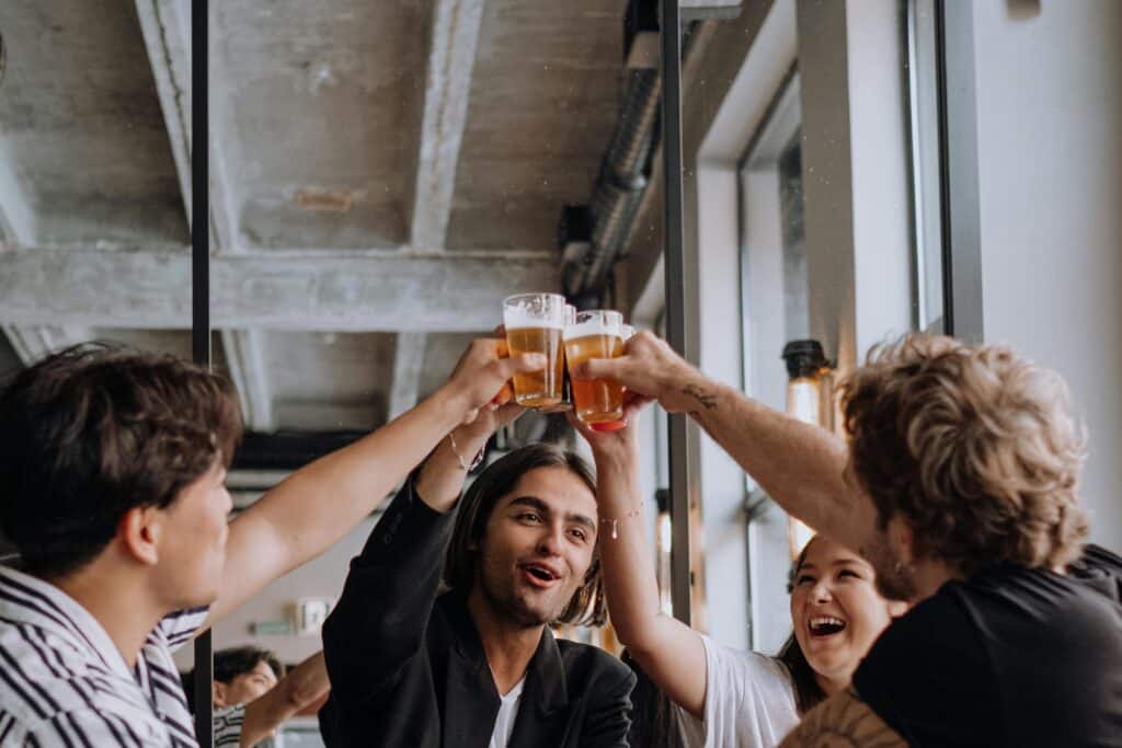 pexels-cottonbro-amis-au-bar-Les-activites-a-faire-a-Mons-quand-on-est-etudiant