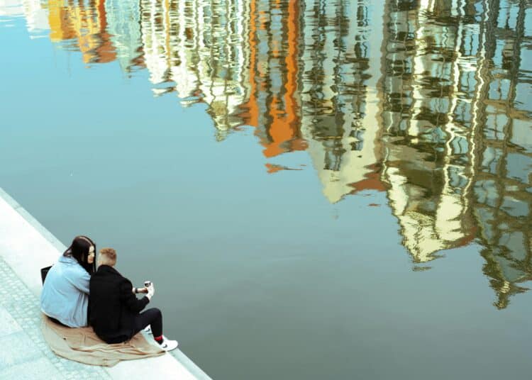 pexels-daniel-trylski-couple amoureux au bord d'un canal à Amsterdam-6 idées de vacances à faire en couple