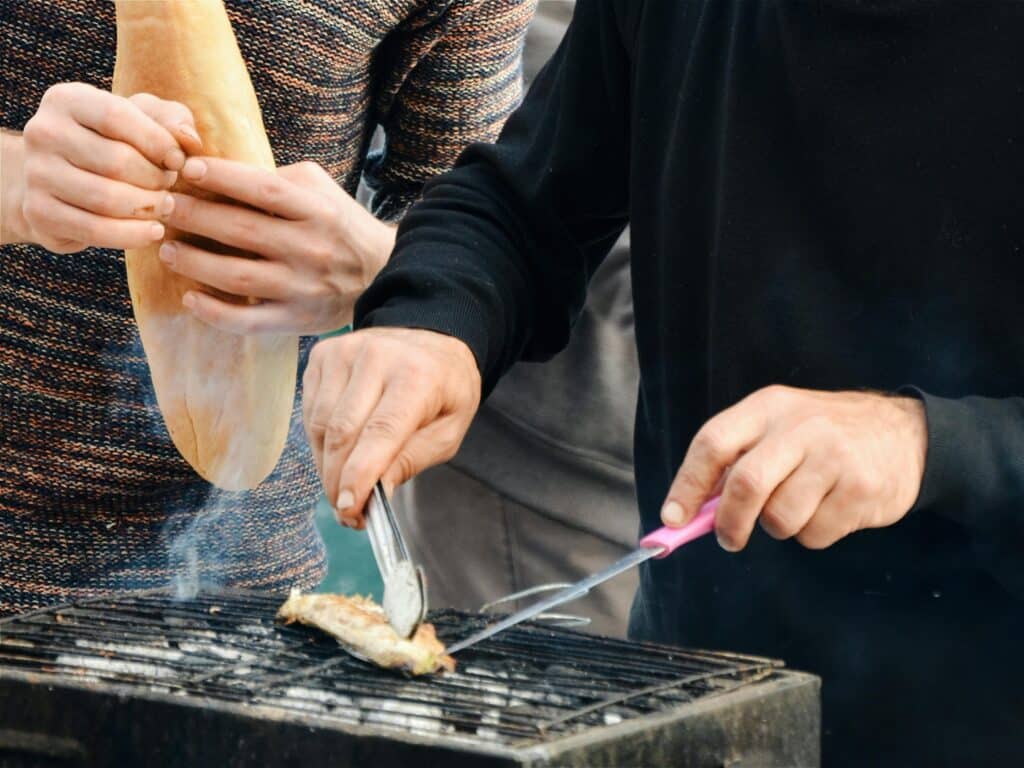 pexels-ekrulila-deux personnes qui font un barbecue ensemble-9 astuces pour être le maitre du barbecue