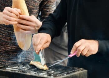 pexels-ekrulila-deux personnes qui font un barbecue ensemble-9 astuces pour être le maitre du barbecue