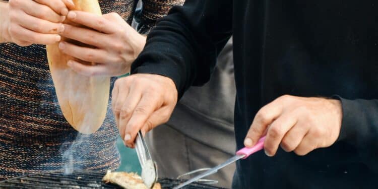 pexels-ekrulila-deux personnes qui font un barbecue ensemble-9 astuces pour être le maitre du barbecue