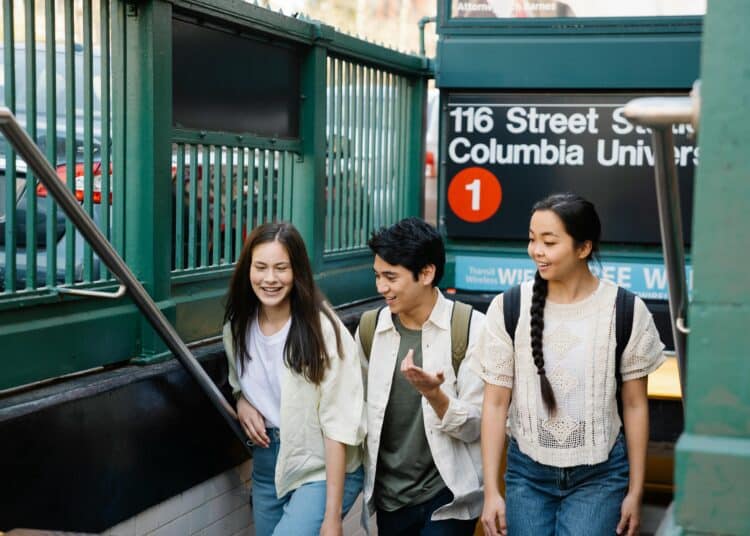 pexels-george-pak-jeunes amis en city trip à Londres-6 raisons de faire un city-trip dans ta future ville d’Erasmus