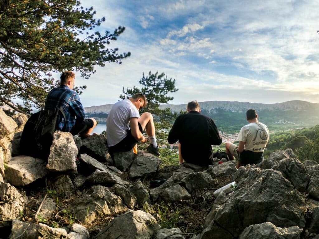 pexels-jan-krnc-groupes d'amis en vacances à la montagne en randonée-8 arguments à donner à tes potes pour partir en vacances ensemble