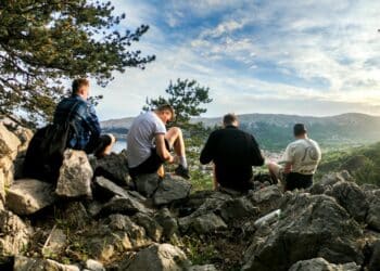 pexels-jan-krnc-groupes d'amis en vacances à la montagne en randonée-8 arguments à donner à tes potes pour partir en vacances ensemble
