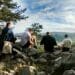 pexels-jan-krnc-groupes d'amis en vacances à la montagne en randonée-8 arguments à donner à tes potes pour partir en vacances ensemble