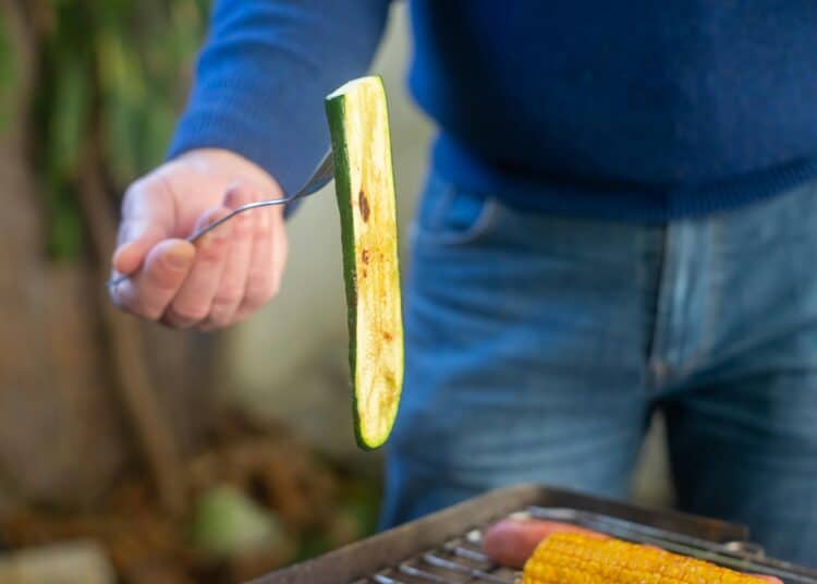 pexels-kampus-homme retournant un légume au barbecue-7 accompagnements à cuisiner pour un barbecue